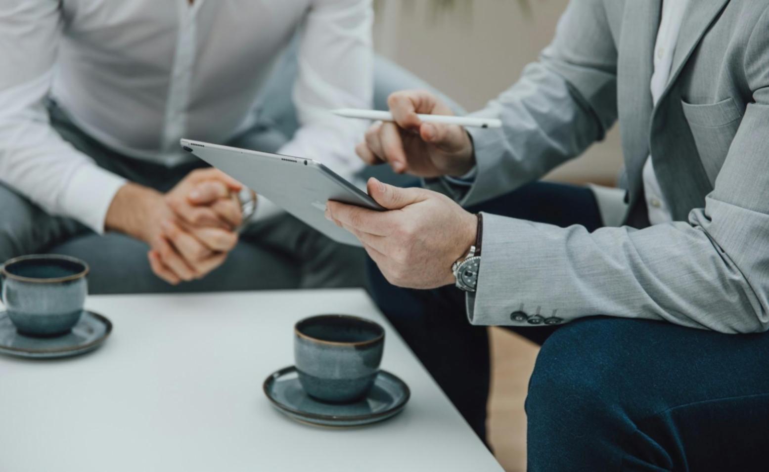 Équipe linavoriestua travaillant sur des stratégies financières